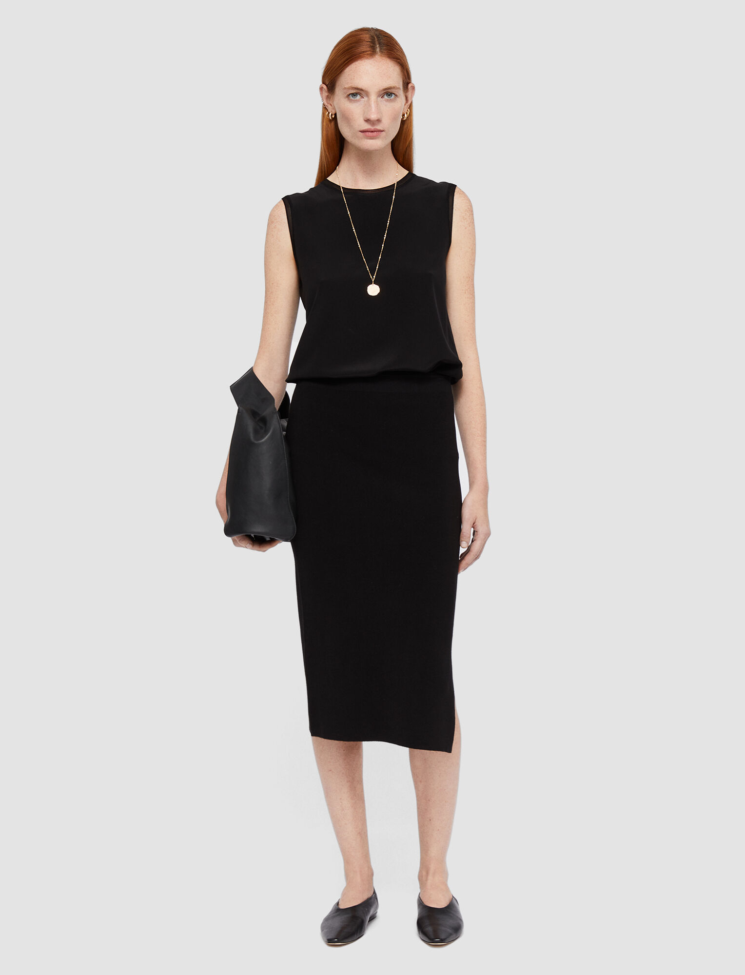 Classic pencil skirt in black with back zip