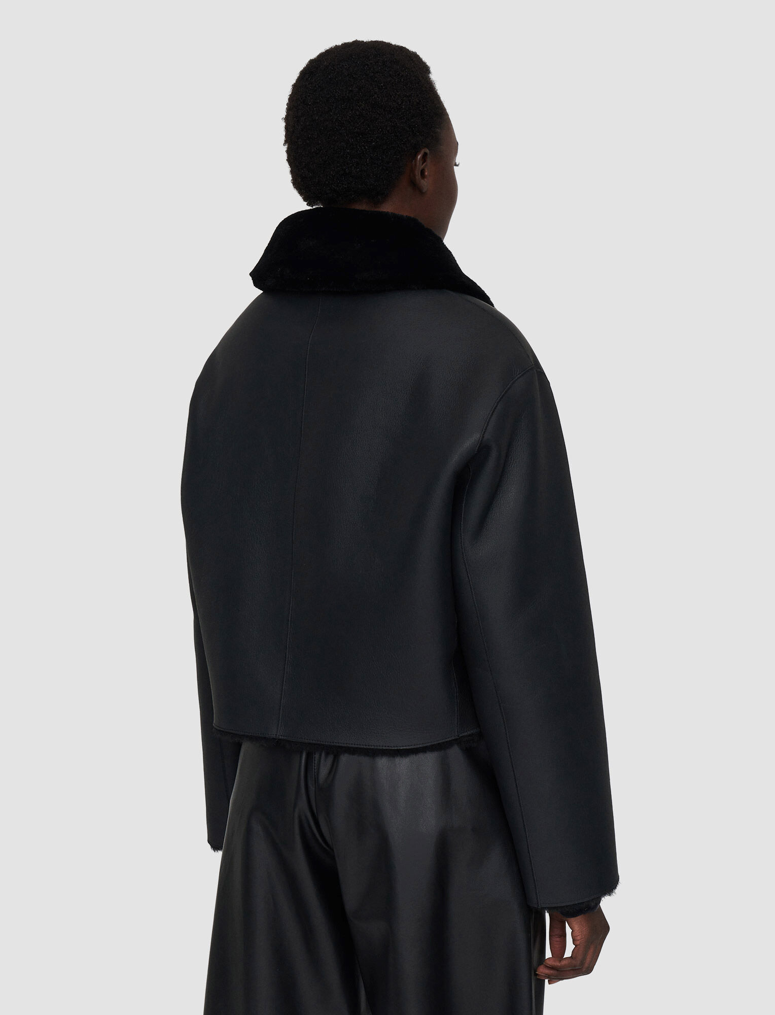 Joseph, Manteau Alloway réversible en peau lainée, in Black