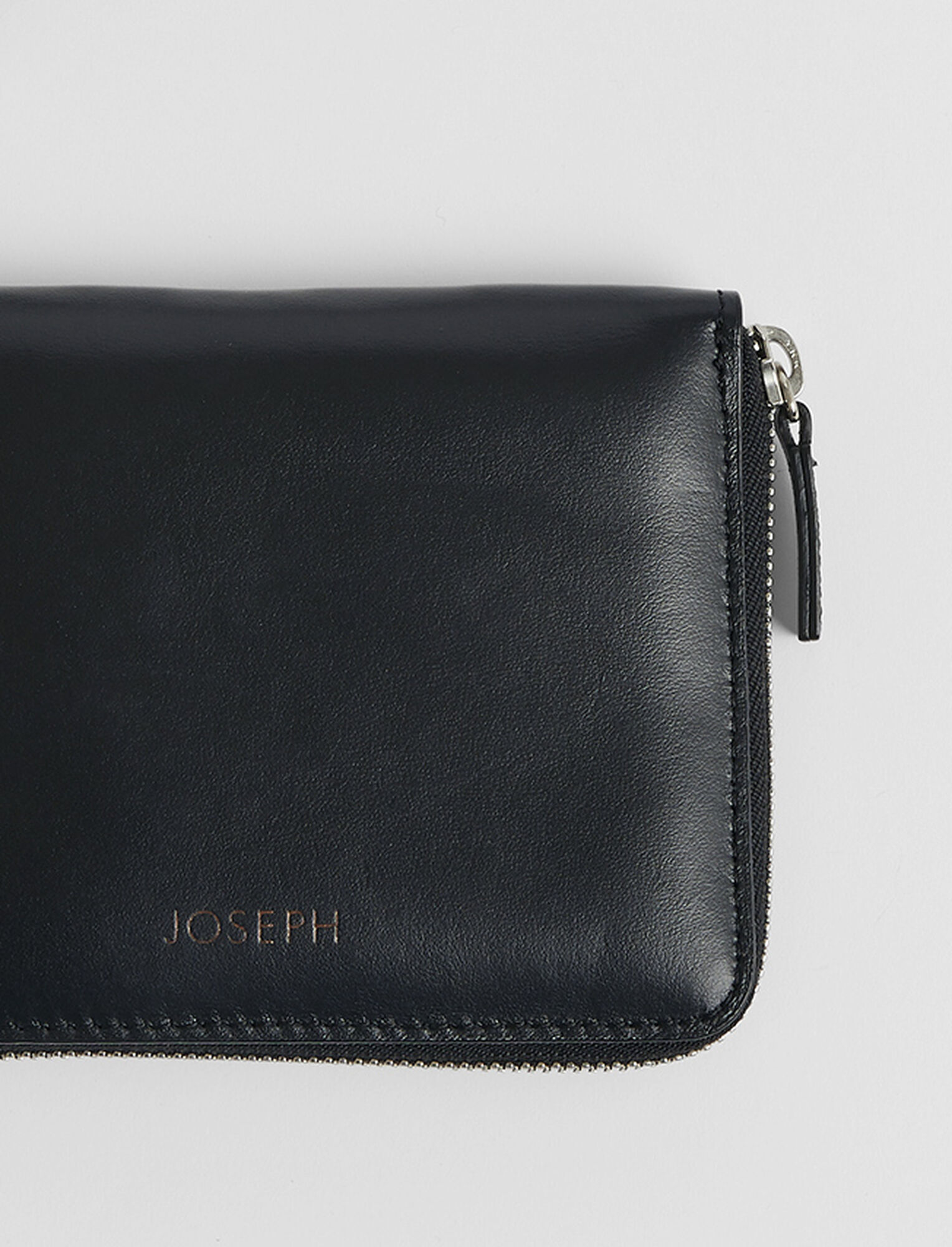 Joseph, Portefeuille à bandoulière zippé en cuir, in Black